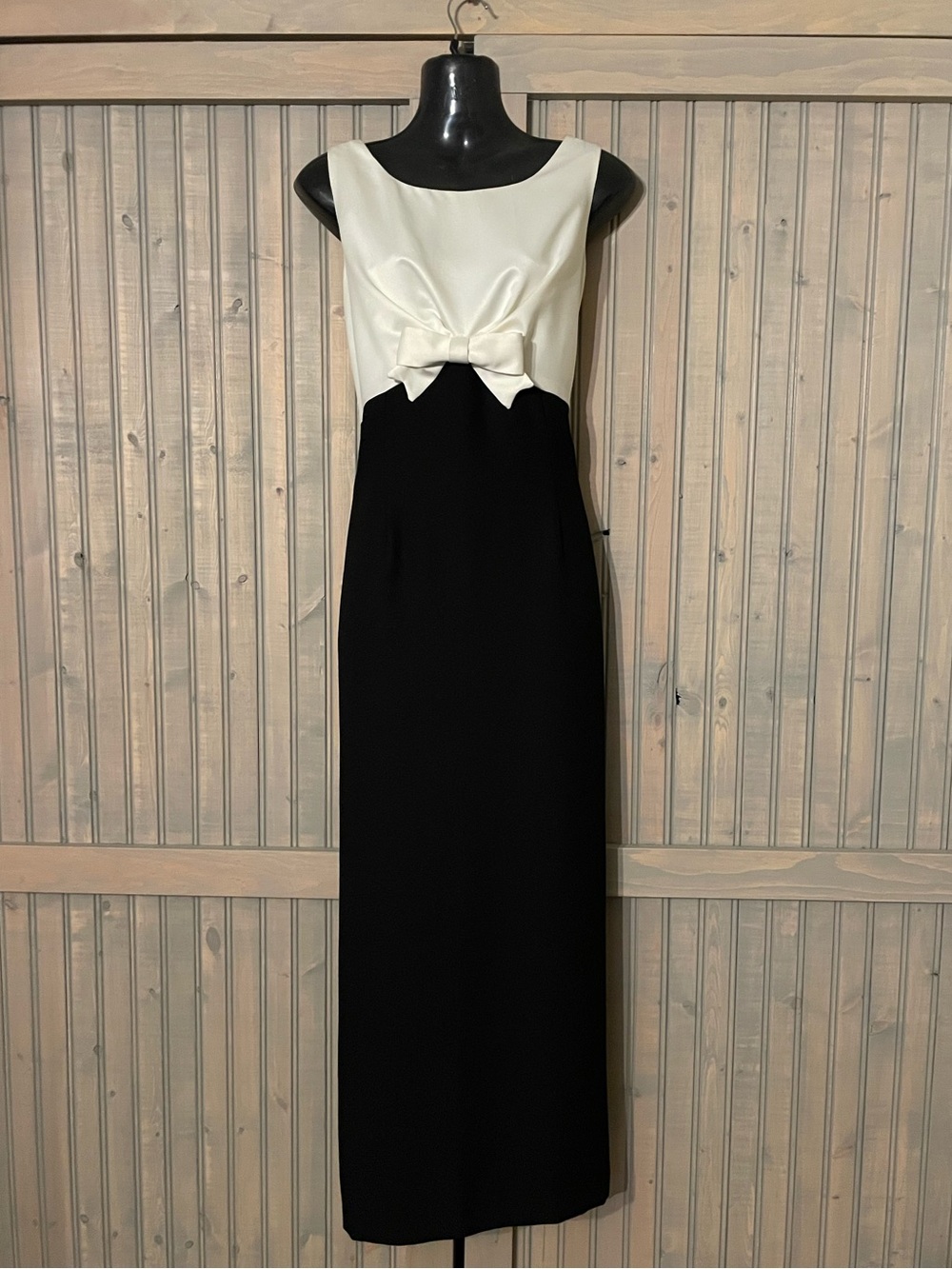 Elegant Black and White Bow-Accent Sleeveless Dress